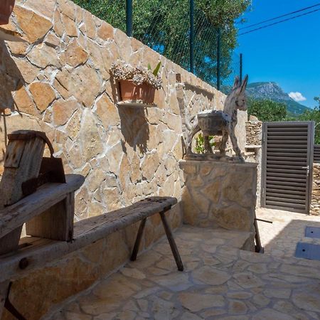 Plum Holiday Home Kaštel Stari المظهر الخارجي الصورة